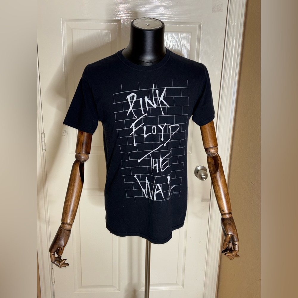 Pink Floyd - “The Wall”  2017 Fruit Of The Loom Black Shirt.  Medium - Picture 5 of 9